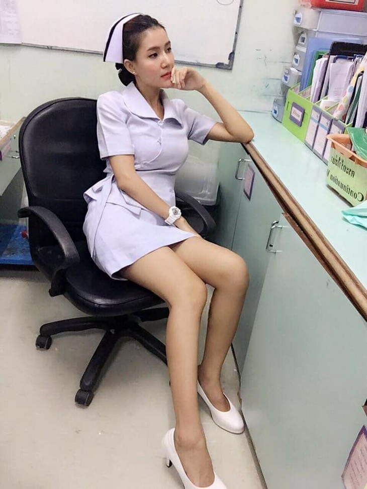 Милая медсестричка раздевается в кресле