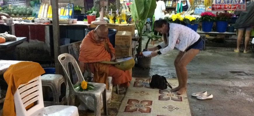 Споры и подозрения вокруг монахов в Паттайе