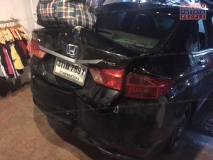 Машина врезалась в магазин одежды в Паттайе