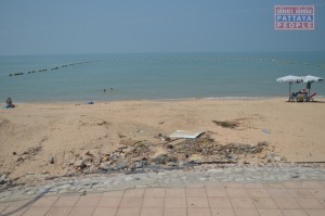 Уборка пляжа после шторма в Паттайе