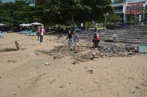 Уборка пляжа после шторма в Паттайе