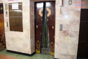 В Паттайе девушка просидела в запертом лифте больше часа
