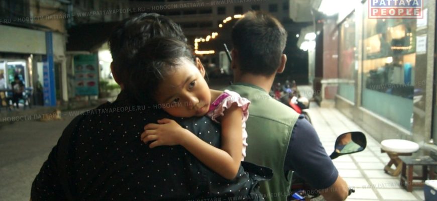 В Паттайе маленькая девочка засунула руку в работающий блендер