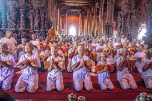 Церемония посвящения в монахи в храме Истины в Паттайе