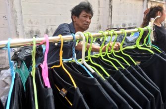 В Бангкоке проверили торговцев, продающих черные одежды