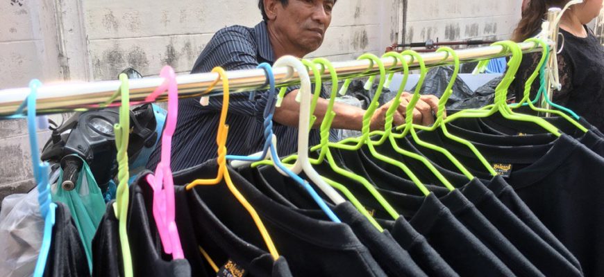 В Бангкоке проверили торговцев, продающих черные одежды