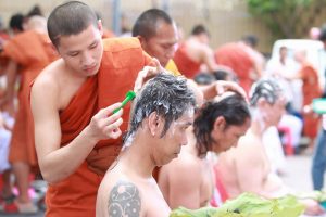 Массовый постриг в монахи в мэрии Паттайи