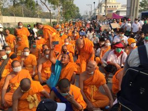 Монахи подрались с полицией в Таиланде
