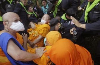 Монахи подрались с полицией в Таиланде