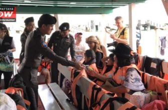 Полиция Паттайи раздает подарки туристам