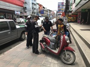 За парковку на тротуаре – штраф 2 тысячи батов