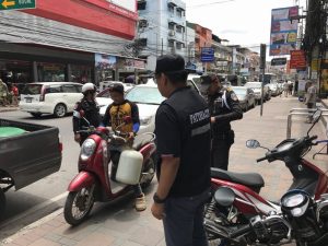 За парковку на тротуаре – штраф 2 тысячи батов