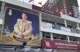 Полицейские Паттайи посадили цветы в форме 9 для короля Таиланда