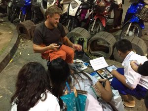 Украинец торгует фотографиями в Таиланде, чтобы вернуться домой