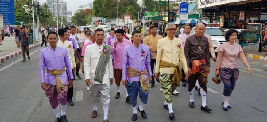 Чиновники Таиланда будут носить на работу национальную одежду