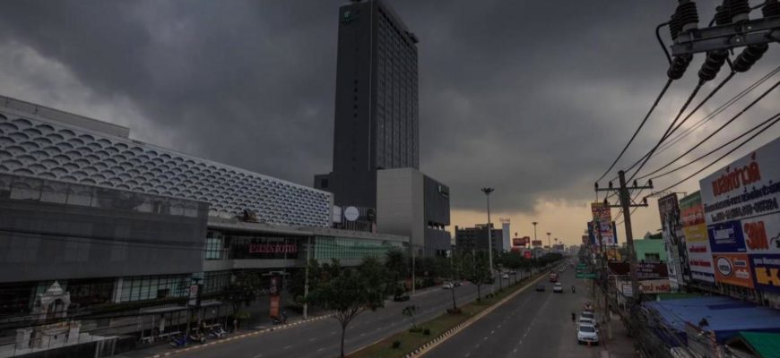 Летние грозы в Таиланде, ожидается шторм