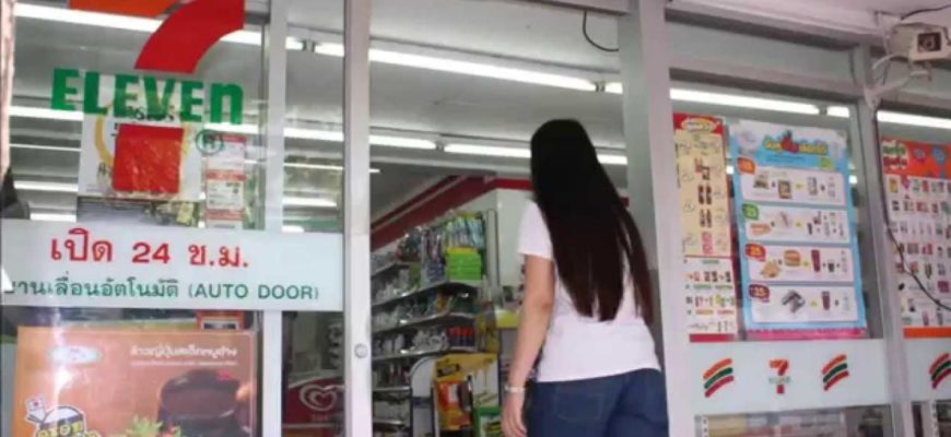 Россиянка пыталась зарезать себя в магазине 7-Eleven в Таиланде