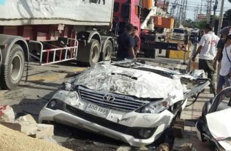 В Таиланде 50-тонный грузовик упал на легковой автомобиль
