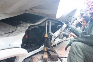 В Таиланде 50-тонный грузовик упал на легковой автомобиль