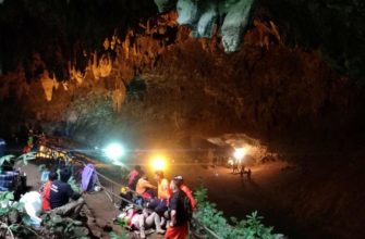 В Таиланде пытаются спасти детей из затопленной пещеры