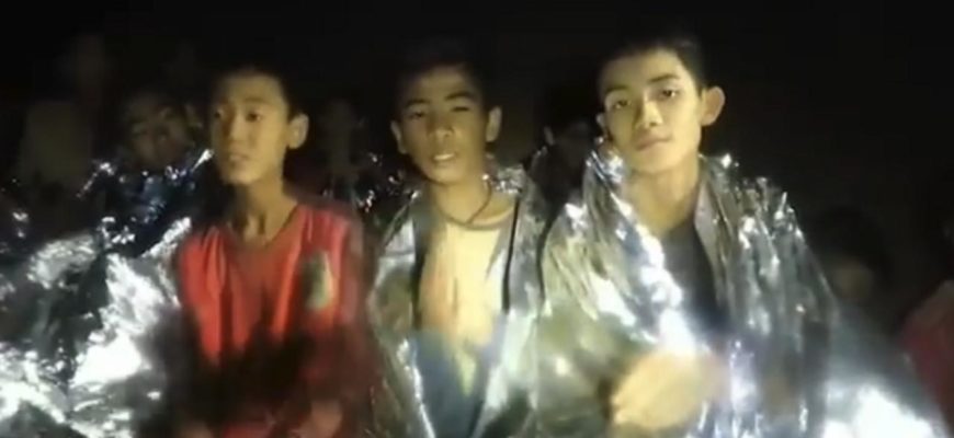 Новое видео из пещеры Тхам Луанг показывает мальчиков в хорошем настроении