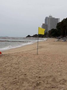 Желтые флаги на пляжах Паттайи - осторожно, «Бебинка» и медузы