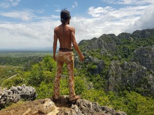 Пещерный человек в Таиланде приглашает на свидания иностранных туристок