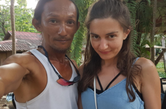 Пещерный человек в Таиланде приглашает на свидания иностранных туристок