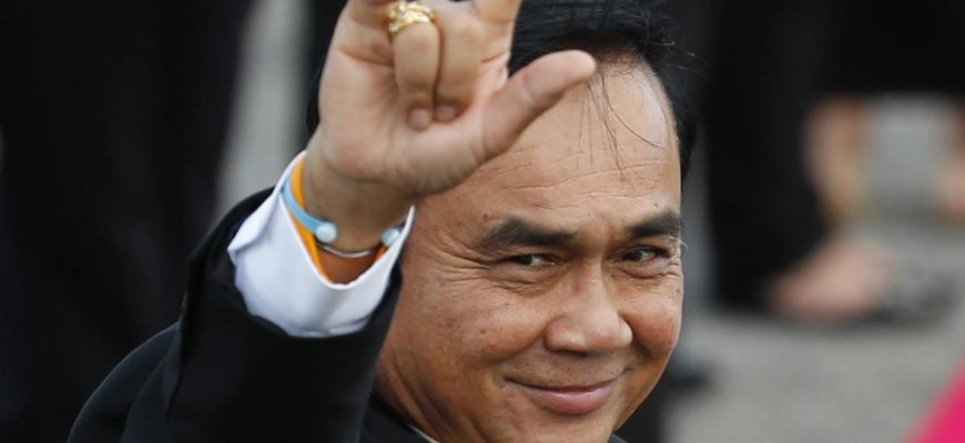 Премьер-министр Таиланда вышел в сеть