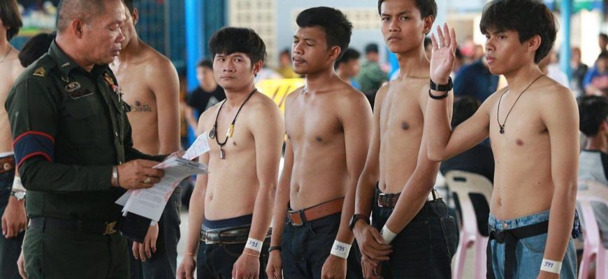 В Таиланде мужчины мечтают служить в армии