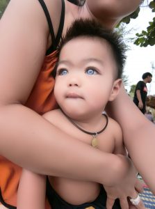 Мальчик с голубыми глазами родился в Таиланде