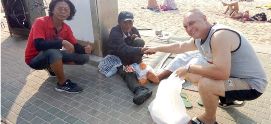 Немец, живущий в Паттайе, раздаёт бездомным рис