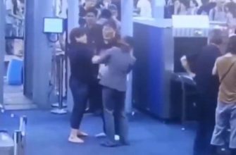 Женщина из Кореи была оштрафована на 1000 батов за то, что дала пощёчину сотруднице службы безопасности, которая сканировала её в аэропорту Суварнабхуми.