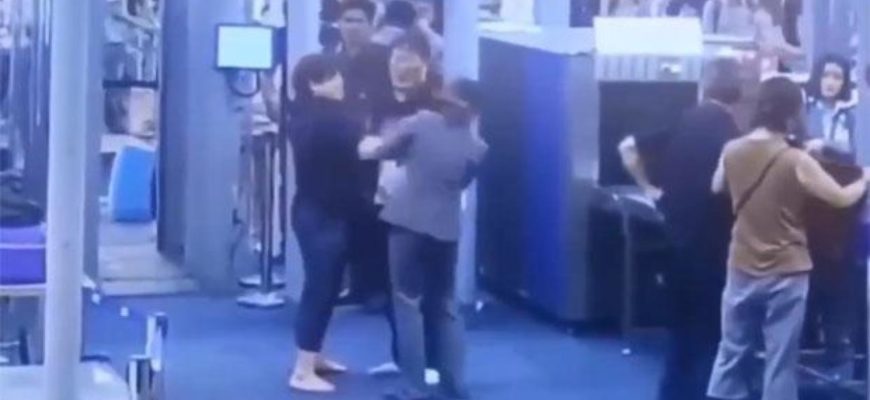 Женщина из Кореи была оштрафована на 1000 батов за то, что дала пощёчину сотруднице службы безопасности, которая сканировала её в аэропорту Суварнабхуми.