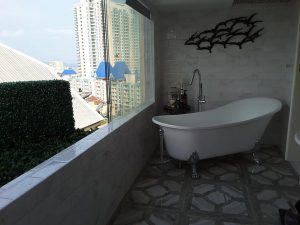 Пентхаус в центре Паттайи с ванной на балконе