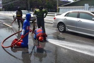 Супергерои из кино убирают дороги в Таиланде