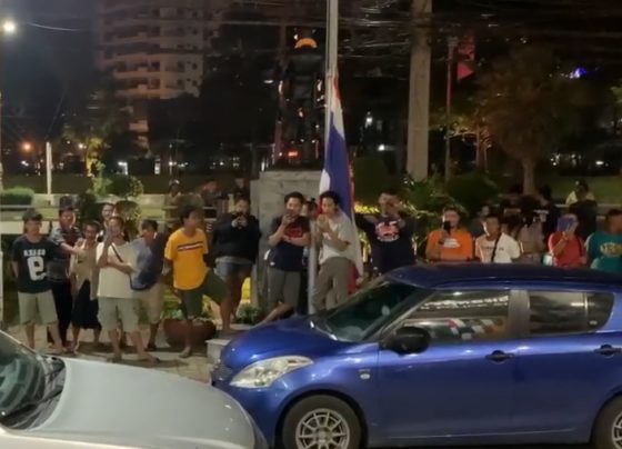 Сотни человек в Таиланде собрались, чтобы линчевать мужчину, оскорбившего короля