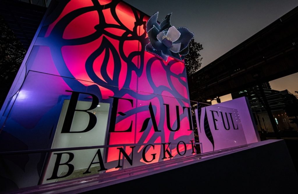 Выставка электронных цветов в Бангкоке (видео)