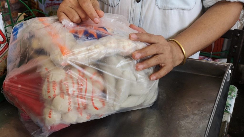 Далеко не все рады запрету пластиковых пакетов в Таиланде
