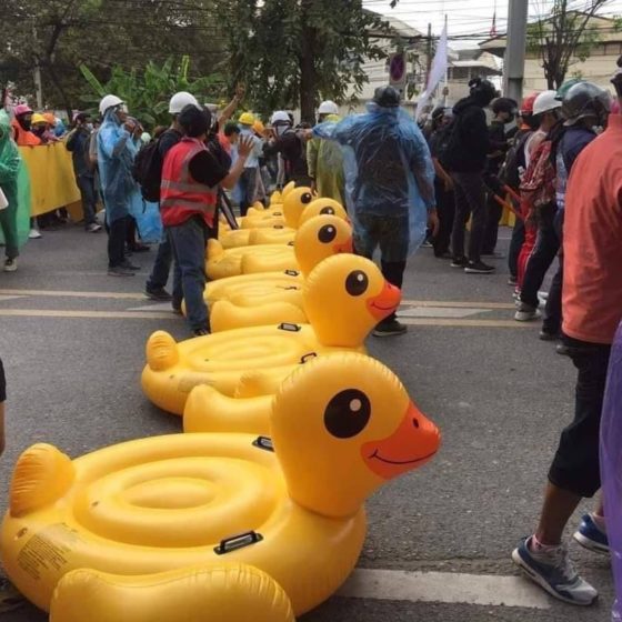 Гигантские резиновые утки стали символом протестов в Таиланде