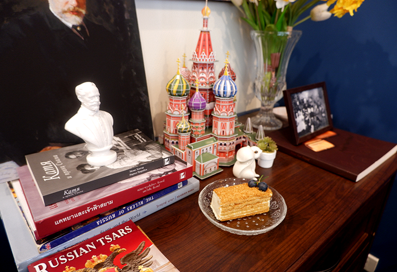 Торт медовик рядом с книгами о России