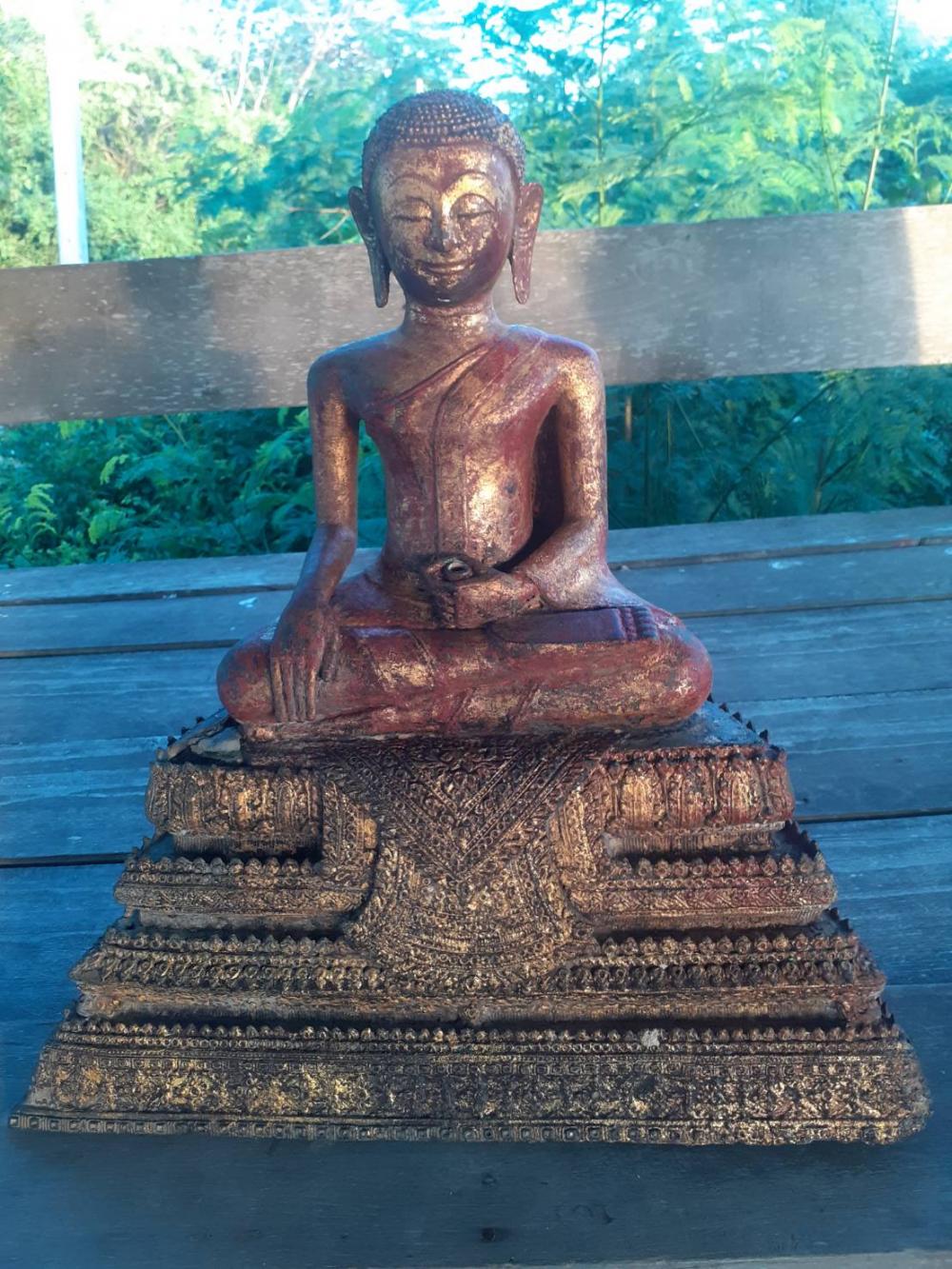 В Таиланде украденную статую Будды нашли на автобусной остановке