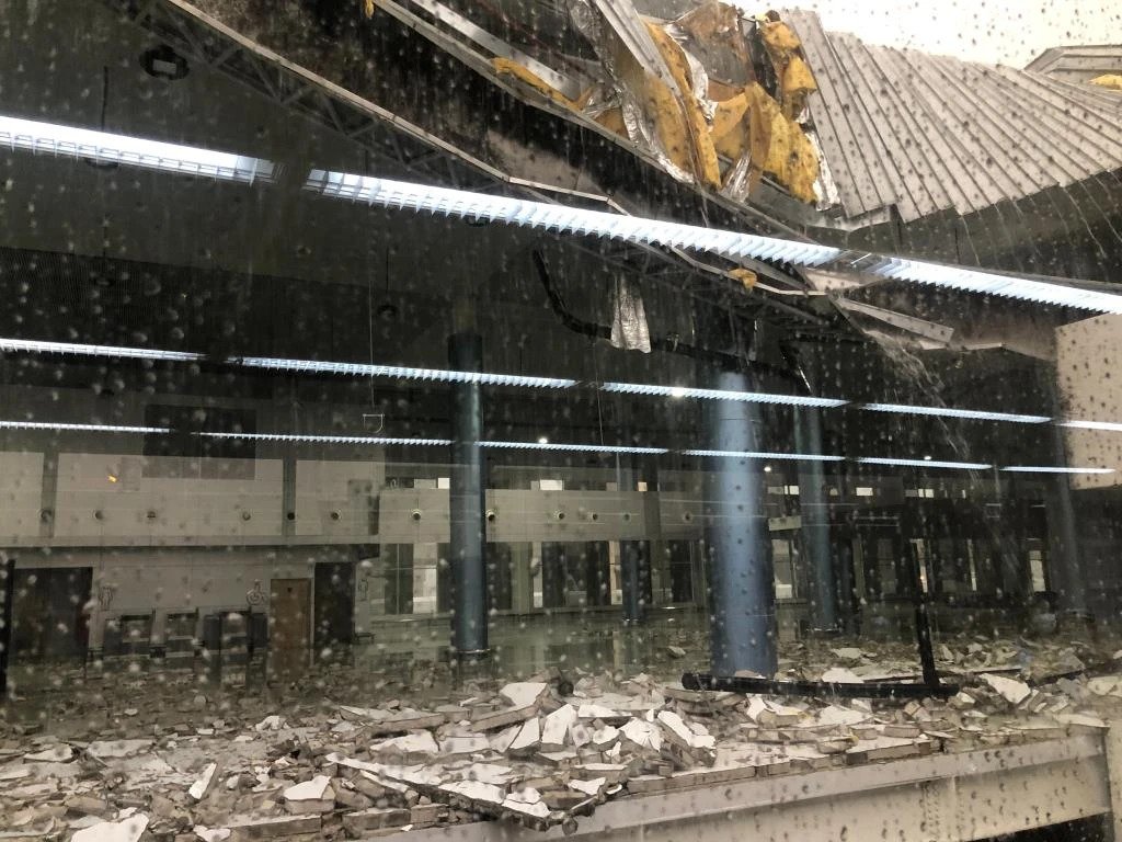 Фото разрушенного терминала в аэропорту Бангкока
