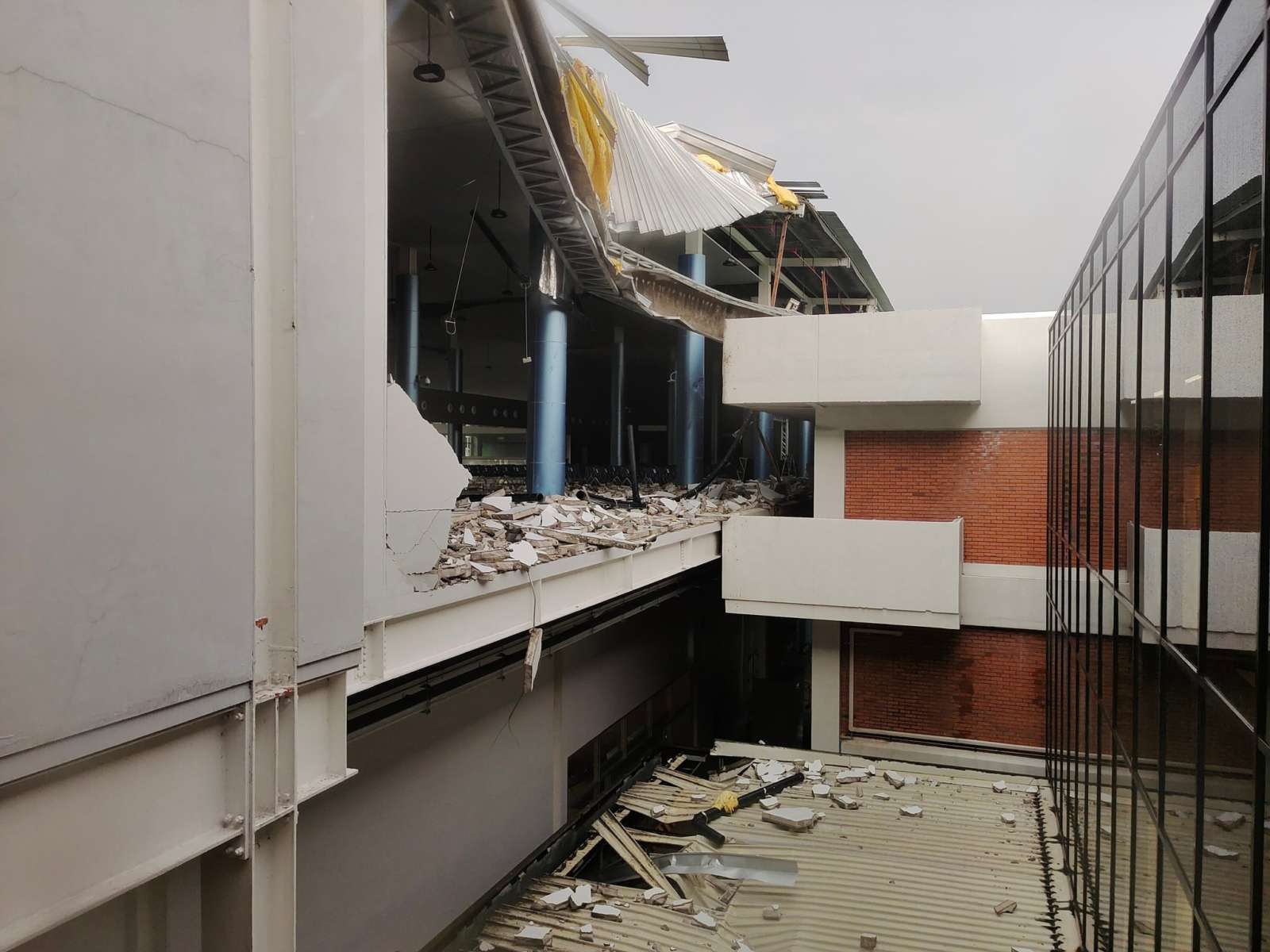 Фото разрушенного терминала в аэропорту Бангкока