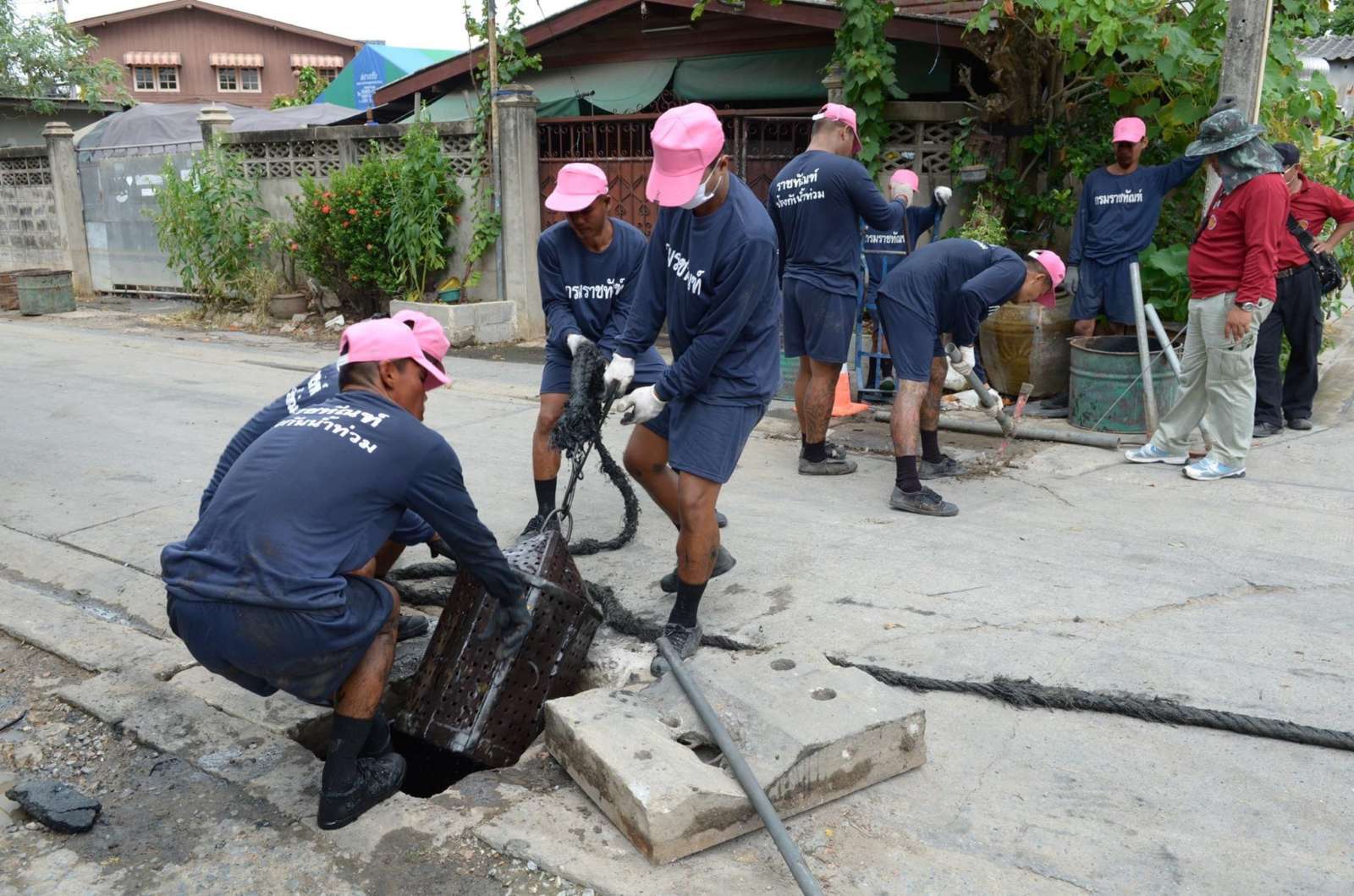 «Хорошие» зеки будут чистить каналы в Бангкоке