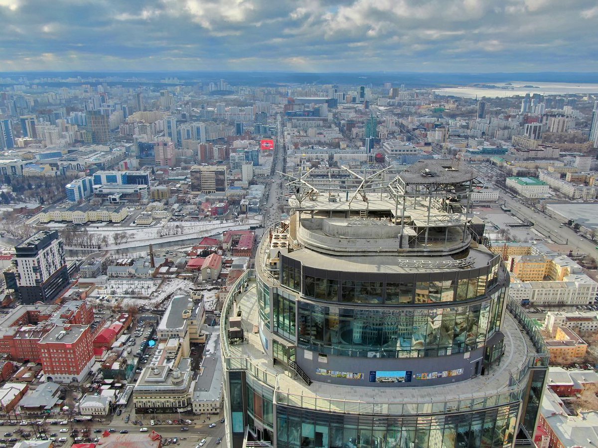 Первый открытый бассейн на крыше откроется в России