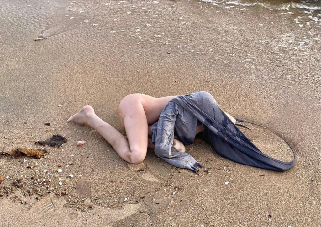 Секс-кукла испугала отдыхающих на пляже Таиланда (фото)