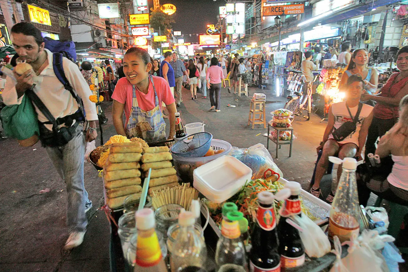 Обмен бангкок. Каосан роад Бангкок. Улица Каосан в Бангкоке. Каосан роуд (Khaosan Road). Кхаосан улица Каосан.