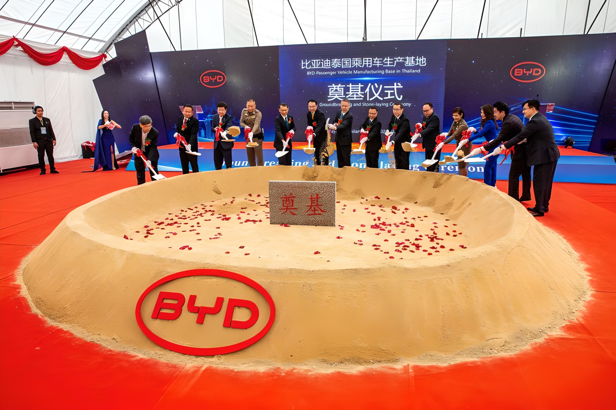 Участники присутствуют на церемонии закладки фундамента производственной базы BYD по выпуску легковых автомобилей в Районге, Таиланд, 10 марта 2023 года. (Синьхуа / Ван Тэн)