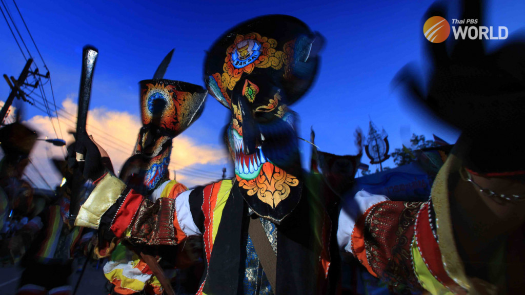 Пхи Та Кхон, культовый и зрелищный фестиваль масок, знаменует окончание долгого периода отшельничества и монашеской жизни короля Вессандорна (Фото Тавичай Джаоваттана).